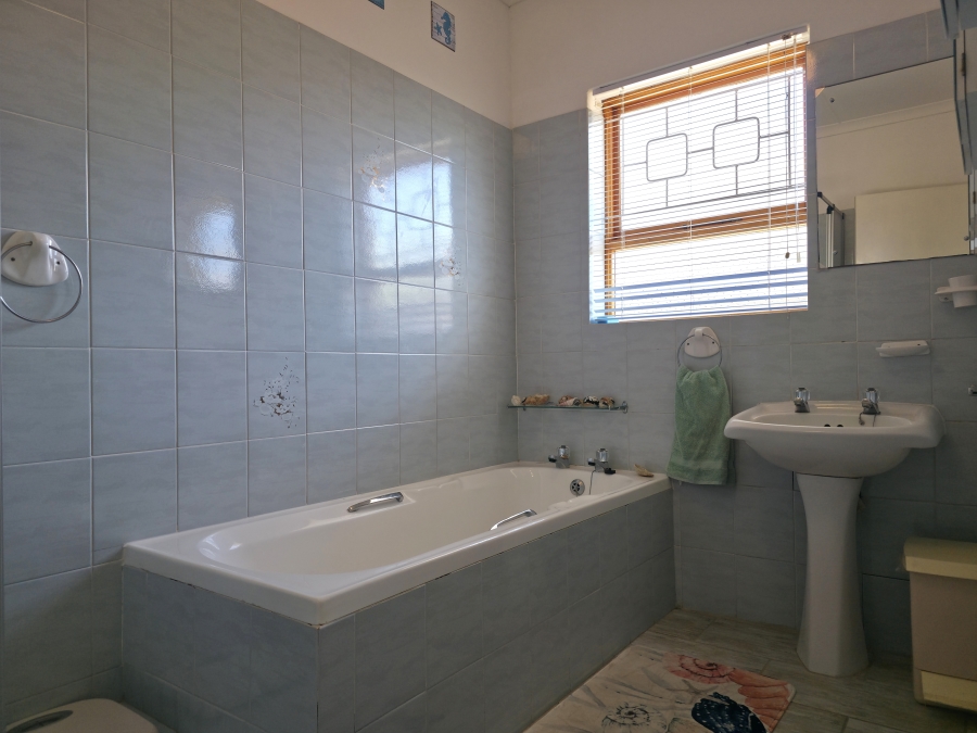 4 Bedroom Property for Sale in Wavecrest Eastern Cape